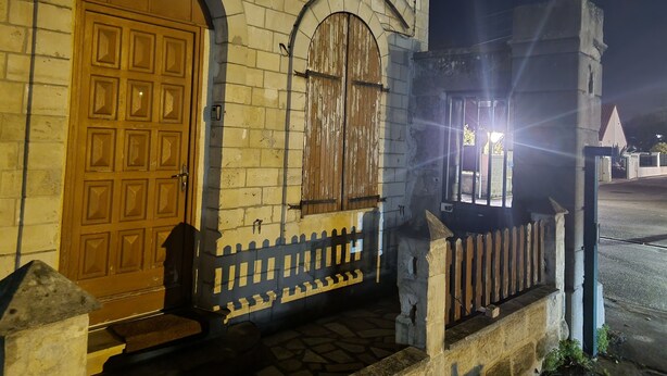 A building with a large wooden door and a smaller arched window, both framed by stone. - Charming private studio near airport and (Persan)