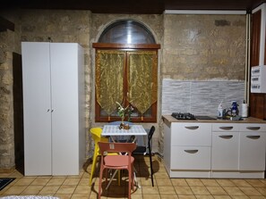 Kühlschrank, Mikrowelle, Herdplatte, Wasserkocher