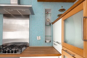 Comfort-huoneisto | Yksityinen keittiö | Jääkaappi, mikroaaltouuni, uuni, liesi