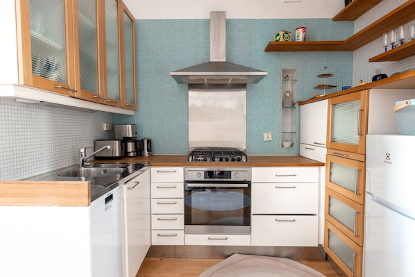 Comfort-huoneisto | Yksityinen keittiö | Jääkaappi, mikroaaltouuni, uuni, liesi