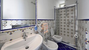 Shower, hair dryer, bidet, towels - Casa Marianna by Wonder Tour (Conca dei Marini)