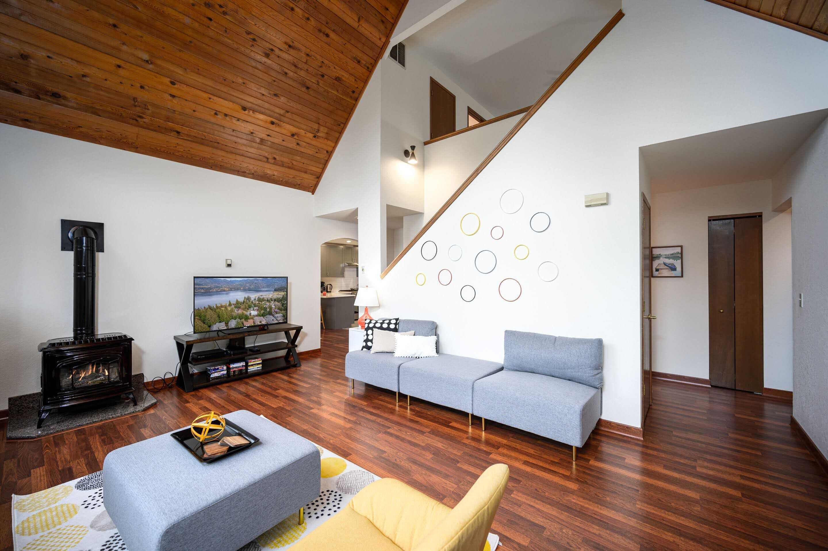 TV, peis, DVD-spiller og kontorer