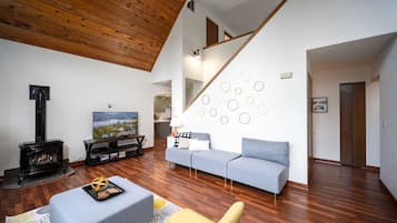 TV, peis, DVD-spiller og kontorer