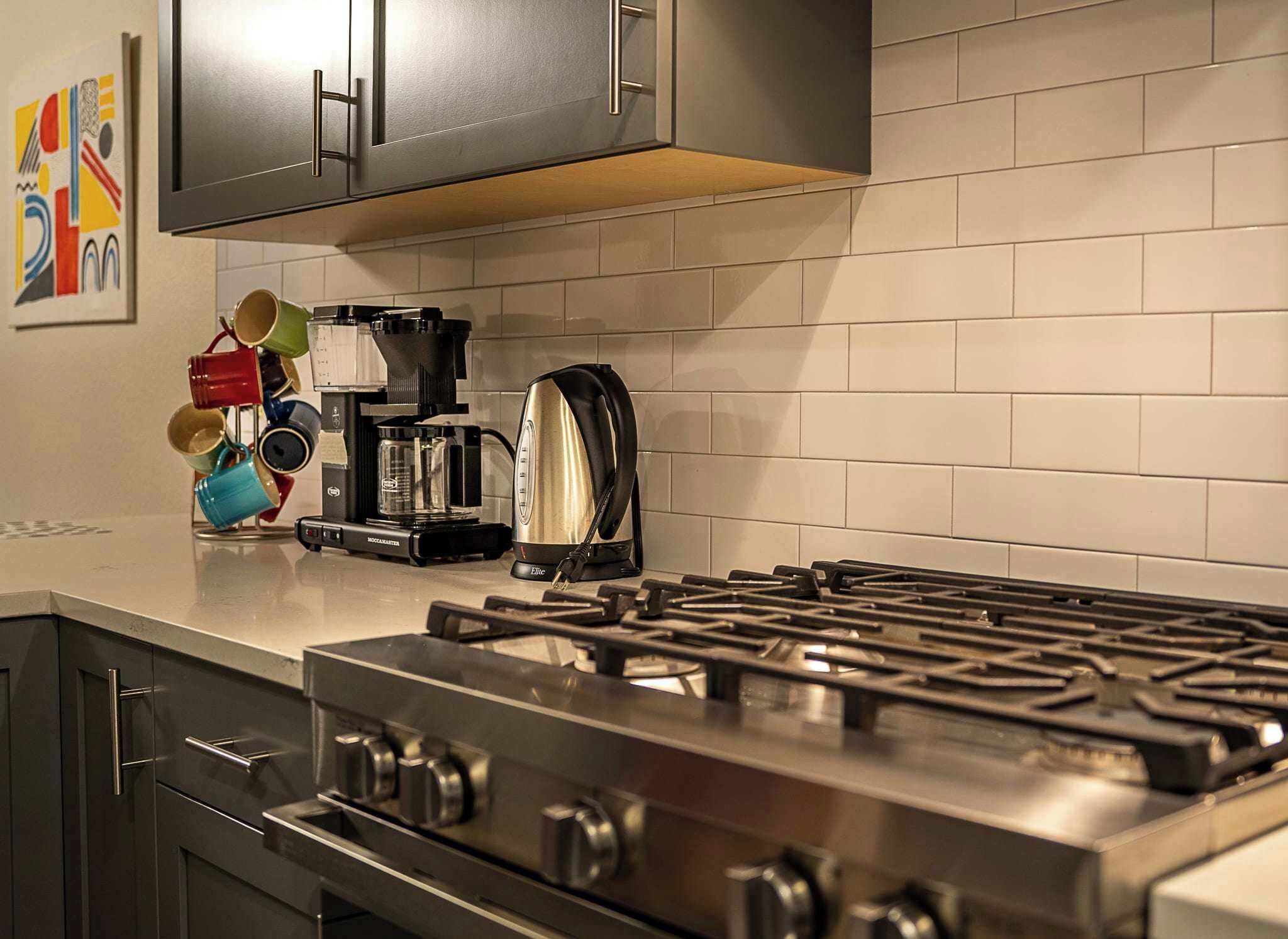 Een koelkast, een microgolfoven, een oven, een kookplaat