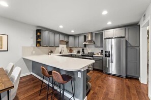 Køleskab, mikrobølgeovn, ovn, kogeplade