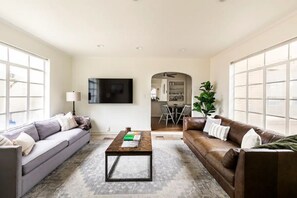 Een smart-tv en boeken