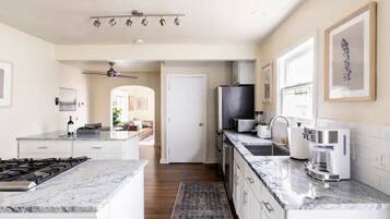 Full-size fridge, microwave, oven, stovetop