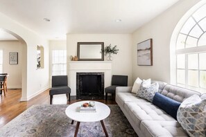 Een smart-tv en boeken