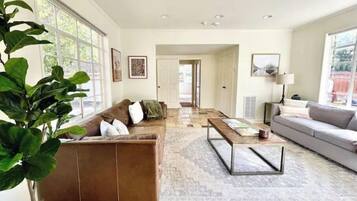 Een smart-tv en boeken