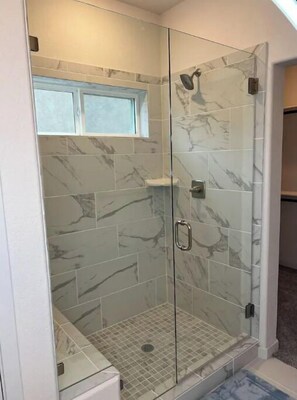 Combined shower/bathtub - Comfy Colorado Suites! (Colorado Springs)