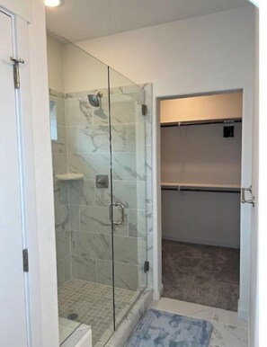 Combined shower/tub - Comfy Colorado Suites! (Colorado Springs)