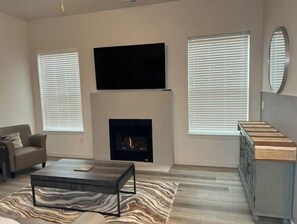 Televisión y chimenea 