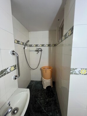 Shower, hair dryer, towels, soap - Happy Homestay 3BR - safe VIP zone, centrally located (Jaipur)