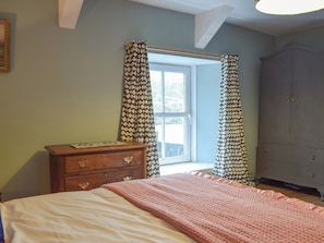 3 bedrooms, travel cot, free WiFi, bed sheets - 3 bedroom accommodation in Newport, near Cardigan (Newport, near Cardigan)