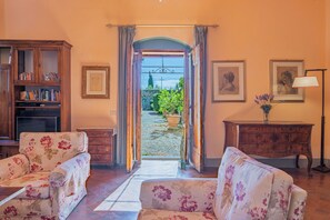 Smart-TV, peis, bøker og stereoanlegg