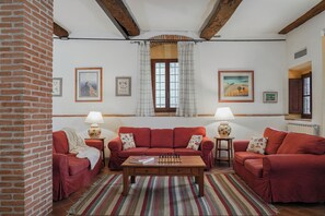 Smart TV, fireplace, books, stereo