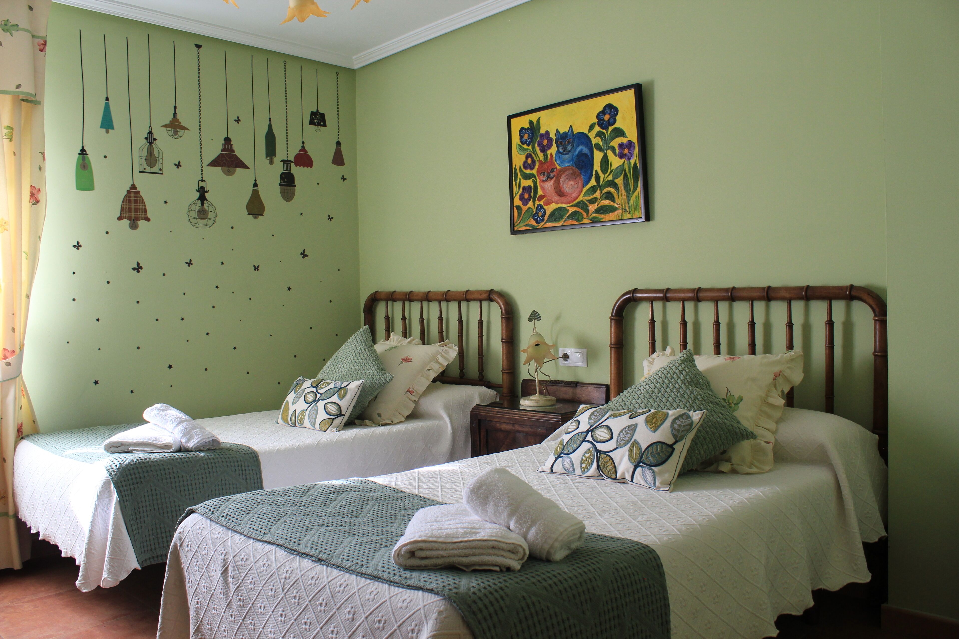 3 habitaciones, tabla de planchar con plancha y cuna de viaje 