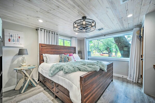 3 bedrooms, iron/ironing board, travel cot, Internet