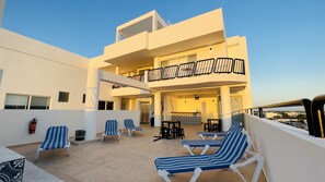 客房内保险箱、遮光窗帘、免费 WiFi、床单