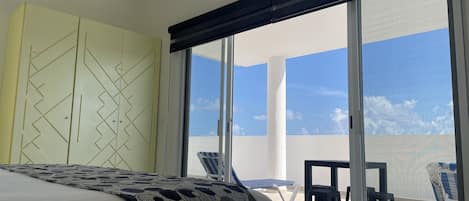 Junior Studio Suite | In-room safe, blackout curtains, free WiFi, bed sheets