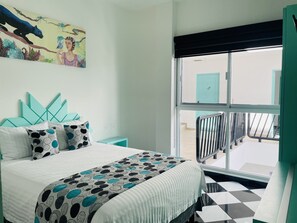 Deluxe-Zimmer, 1 Queen-Bett | Zimmersafe, Verdunkelungsvorhänge, kostenloses WLAN, Bettwäsche