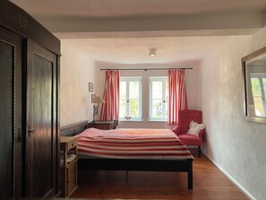 3 chambres, fer et planche à repasser, lit parapluie, Wi-Fi gratuit