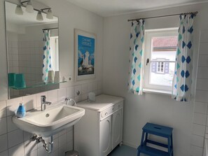 Baignoire, sèche-cheveux, serviettes fournies, savon