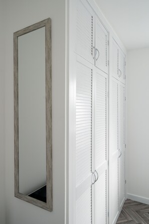 Interior - 2 bed apartment minutes from beach (Aberdeen)