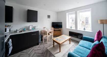 2 bed apartment minutes from beach