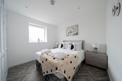 2 bed apartment minutes from beach