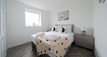 2 bed apartment minutes from beach