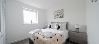 2 bed apartment minutes from beach