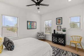 1 bedroom, travel crib, WiFi, bed sheets - Artistic 1BR Near Crystal Bridges & Trails (Bentonville)