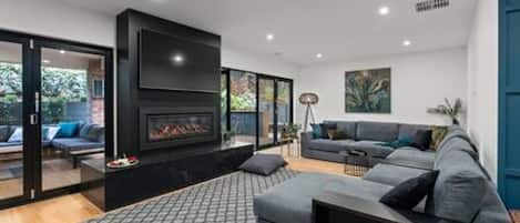 Smart TV, chimenea y libros