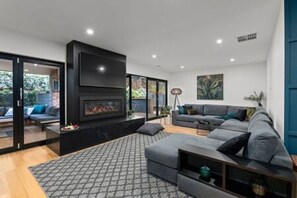 Smart TV, fireplace, books - Badger House - Stunning Entertainer + Fire (Badger Creek)