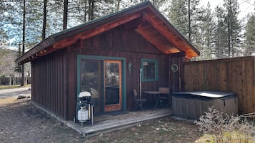 Comfort-Ferienhütte, 1 Queen-Bett und Schlafsofa, Nichtraucher, Whirlpool | Bettwäsche aus ägyptischer Baumwolle, hochwertige Bettwaren