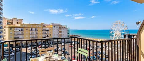 FamiljelÀgenhet - flera sovrum (Bedo House Beach Front) | Restaurang utomhus