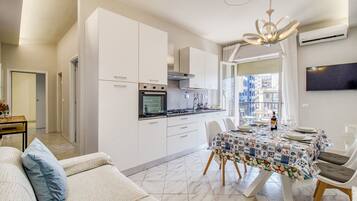 Appartement Familial, 2 chambres (Bedo House Beach Front) | Salle Ă manger