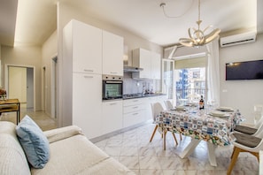 Departamento familiar, 2 habitaciones (Bedo House Beach Front) | Comedor