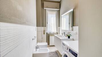 Appartamento familiare, camere multiple (Bedo House Beach Front) | Bagno | Doccia, asciugacapelli, bidet, asciugamani