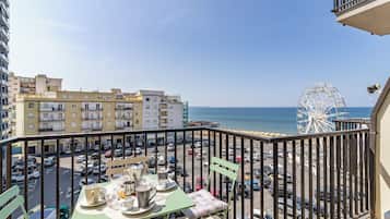 Appartement Familial, plusieurs chambres (Bedo House Beach Front) | Restauration extérieure