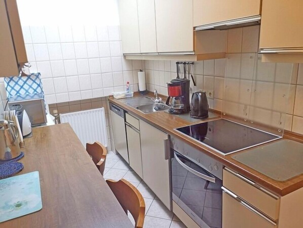Kühlschrank, Mikrowelle, Ofen, Geschirrspüler