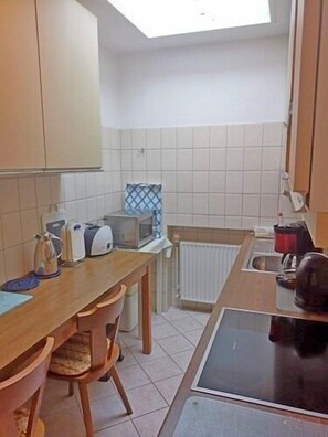 Kühlschrank, Mikrowelle, Ofen, Geschirrspüler