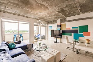 Apartment | 2 bedrooms - Hang Ten- Large Townhome lux Amenities Parking (Miami)