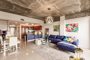 Apartment | 2 bedrooms - Hang Ten- Large Townhome lux Amenities Parking (Miami)