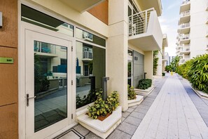 Apartment | 2 bedrooms - Hang Ten- Large Townhome lux Amenities Parking (Miami)