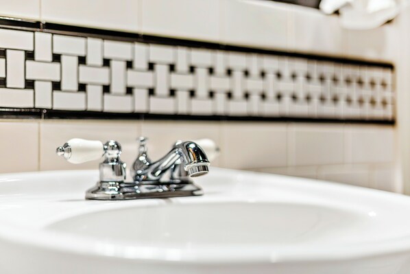 Ducha y bañera combinadas, secador de pelo, toallas y jabón