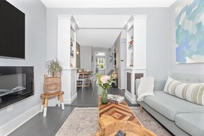 Smart TV, fireplace, books - Rare Find! Boutique Style Townhouse on the Creek!  (Frederick)