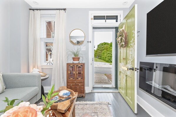 Smart TV, fireplace, books - Rare Find! Boutique Style Townhouse on the Creek!  (Frederick)