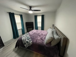 2 bedrooms, iron/ironing board, WiFi, bed sheets - 1st Floor Completely Remodeled, Pets Welcome!!! King & Queen Beds, W/D in Unit., (Monroe)
